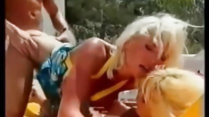 Rambut pirang cewek seksi menggosok jepang terhot vaginanya di depan cermin